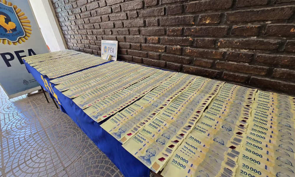Capturan a un hombre con billetes falsos de $20.000 que superaban los 19 millones de&nbsp;pesos