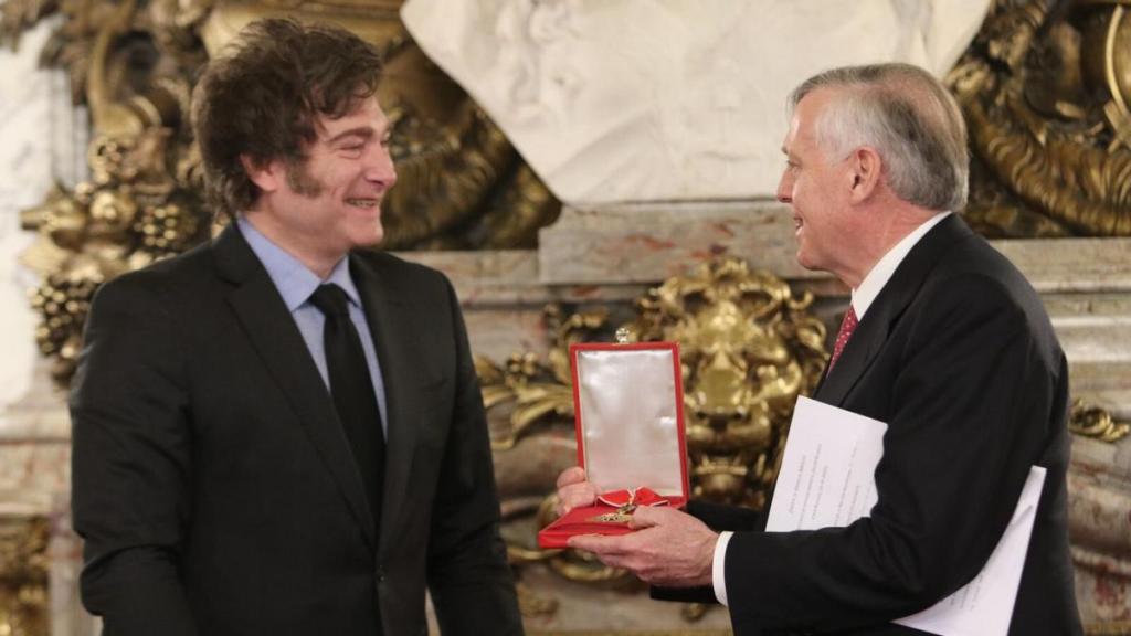 Milei regresó al país y otorgará la Orden de Mayo a Huerta de Soto en la Casa&nbsp;Rosada